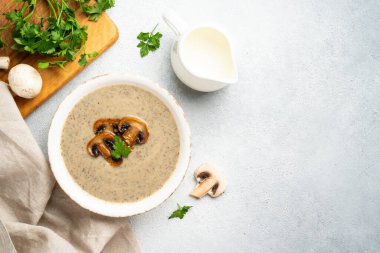 Beyaz mutfak masasında mantar çorbası püresi. Sağlıklı vejetaryen yemeği. Dizayn için alanı olan düz uzandı.