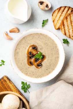 Beyaz mutfak masasında mantar çorbası püresi. Sağlıklı vejetaryen yemeği. Dizayn için alanı olan düz uzandı.