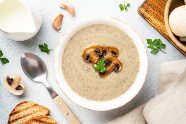 Beyaz mutfak masasında mantar çorbası püresi. Sağlıklı vejetaryen yemeği. Dizayn için alanı olan düz uzandı.