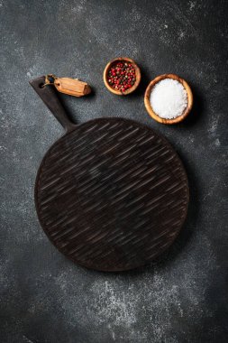 Mutfak masasında yemek arkaplanı. Baharatlar ve el işi kesme tahtası. Metin için boşluk ile düz uzandı.