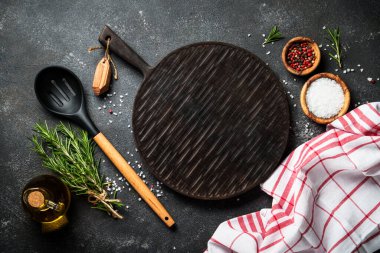 Mutfak masasında yemek arkaplanı. Baharatlar, otlar ve kesme tahtası. Metin için boşluk ile düz uzandı.