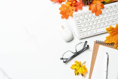 Ofis masası, Autumn ofis dairesi çalışma alanı. Dizüstü bilgisayar, defter ve dökülen yapraklar.