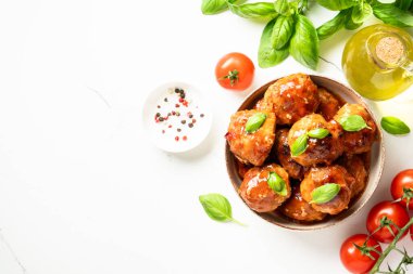 Beyaz arka planda domates soslu köfte. Hindi eti. Tasarım için alanı olan üst görünüm.