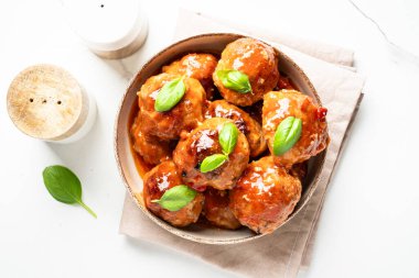 Beyaz arka planda domates soslu köfte. Hindi eti. Tasarım için alanı olan üst görünüm.