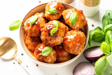 Domates soslu köfteler, beyaz masadaki servis tabağında köfteler..