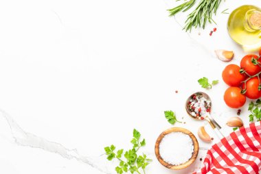 Mutfak masasında otlar, baharatlar ve sebzeler. Beyazın yemek pişirme geçmişi.