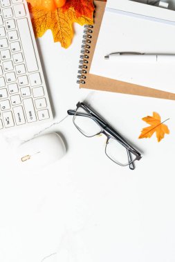 Ofis masası, Autumn ofis dairesi çalışma alanı. Dizüstü bilgisayar, defter ve dökülen yapraklar.