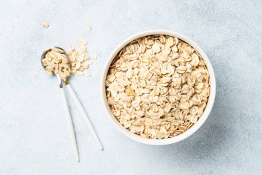 Kulakları olan yuvarlanmış yulaflar. Işık arkaplanda kopyalama alanı olan üst görünüm.