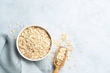 Kulakları olan yuvarlanmış yulaflar. Işık arkaplanda kopyalama alanı olan üst görünüm.