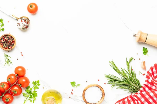 Baharatlar, bitkiler, zeytinyağı ve taze sebzeler. Metin için alanı olan düz resim. Yiyecek çerçevesi.