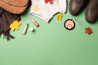 Sonbahar kumaşı ve aksesuarları beyaz arka planda fotokopi alanı ile. Düz yatıyordu. Atkı, yapraklı süveter çantası..