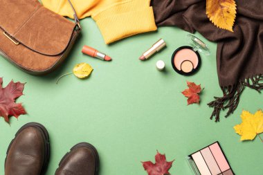 Sonbahar düz arka plan yatıyordu. Beyaz yapraklı kadın bezi ve güzellik ürünleri..