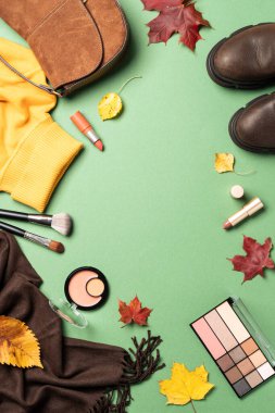 Sonbahar düz arka plan yatıyordu. Beyaz yapraklı kadın bezi ve güzellik ürünleri..