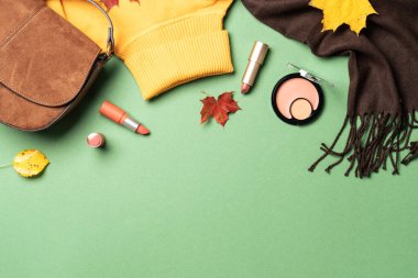 Sonbahar düz arka plan yatıyordu. Beyaz yapraklı kadın bezi ve güzellik ürünleri..