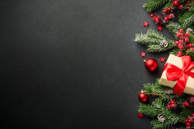 Noel arkaplanı düzdü. Simsiyah üzerinde mevcut kutucuk ve kopyalama alanı olan tatil dekorasyonları.