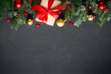 Noel hediyesi olarak siyah üzerine noel süslemeleri ve fotokopi alanı. Tasarımınız için Siyah Noel düz arka plan.