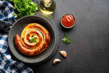 Sosis, Alman yemeği, tavada sucuk, ızgara yemek. Tasarım için alanı olan üst görünüm.