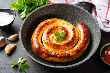 Sosis, ızgara et, tavada domuz sucuğu. Kapat..