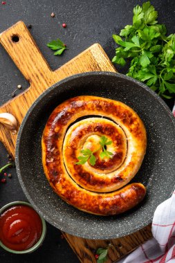 Sosis, Alman yemeği, tavada sucuk, ızgara yemek. Koyu mutfak masasının üstü..