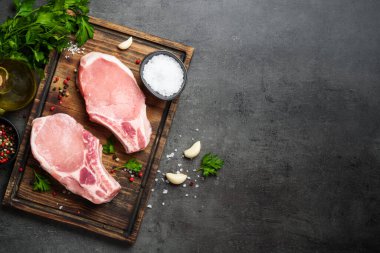Çiğ domuz eti. Tahtada baharatlı taze et..
