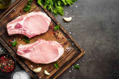 Çiğ domuz eti. Baharat ve otlarla kesilmiş taze et. Kopyalama alanı olan üst görünüm.