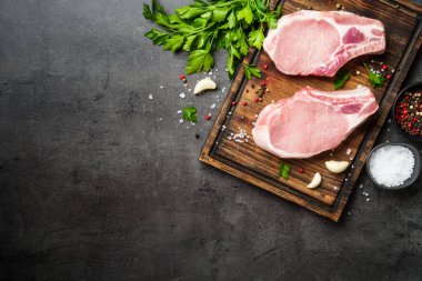 Çiğ domuz eti. Tahtada baharatlı taze et..