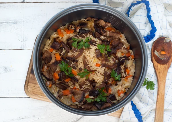 Vegetarische Pilaf mit Steinpilzen — Stockfoto