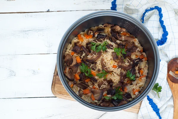 Pilaf vegetarian cu ciuperci porcini — Fotografie, imagine de stoc