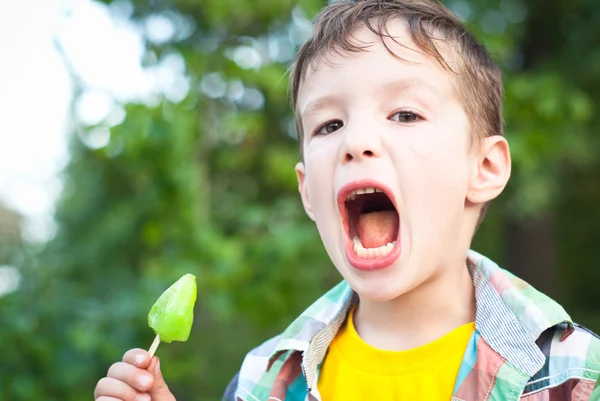 Jongen met ijs — Stockfoto