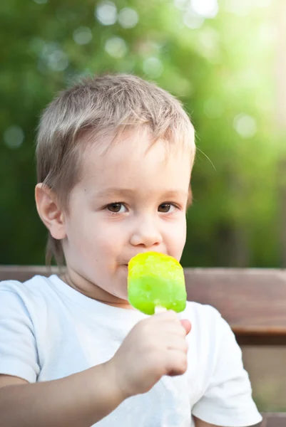 Garçon avec crème glacée — Photo