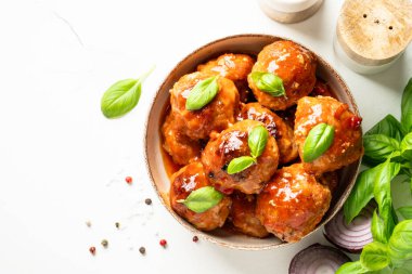 Beyaz arka planda fesleğenli jöleli köfteler. Hindi eti. Tasarım için alanı olan üst görünüm.