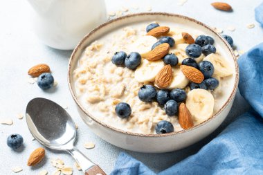 Muzlu, fındıklı ve yaban mersinli yulaf lapası..