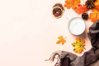 Sonbahar arkaplanı. Sarı yapraklar, balkabakları, kahve fincanı ve rahat eşarp. Metin için boşluk ile düz uzandı.