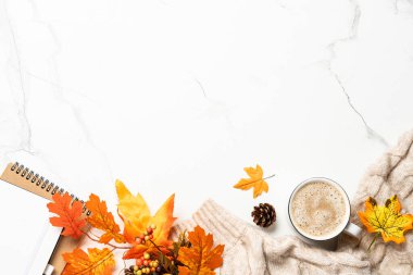 Sonbahar düz kompozisyonu. Sarı yapraklar, bir fincan kahve ve eşarp. Metin için boşluk ile düz uzandı.