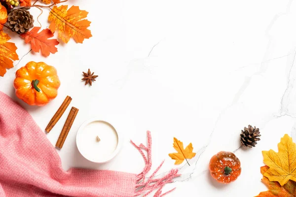 Sonbahar arkaplanı. Sarı yapraklar, balkabakları ve baharatlar. Metin için boşluk ile düz uzandı.