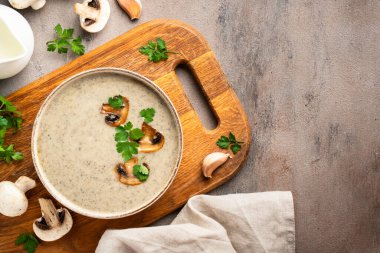 Mantar çorbası püresi kasede, kas masasının üstünde. Sağlıklı yiyecekler. Üst görünüm.
