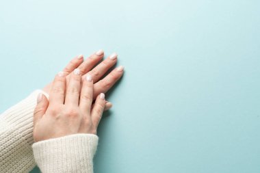 Noel manikürü. Kadın eli jöleli ojeli, tırnakları kar taneli..