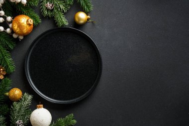 Noel sofrası kurma, yemek geçmişi. Altın Noel süslemeleri ve çatal bıçaklı el işi tabaklar. Kopyalama alanı olan düz.