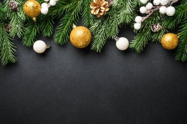 Noel arkaplanda yatıyordu. Noel süsleri ve çam ağacı. Kopyalama alanı olan düz.