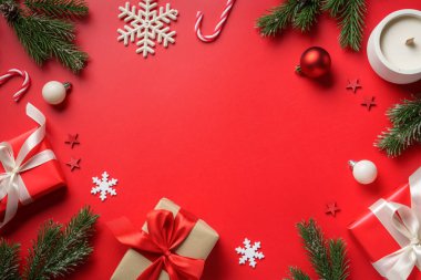 Beyaz arka planda Noel çerçevesi ya da tebrik kartı. Tatil süslemeleri ile birlikte düz bir noel kompozisyonu.