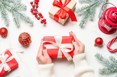 Boks günü. Noel hediyesi ve beyaz süslemeler. Üst görünüm.