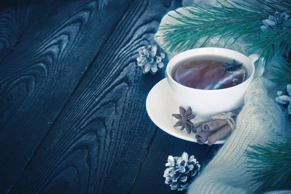 Schwarzer Tee im Winter — Stockfoto