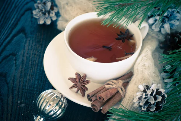 Schwarzer Tee im Winter — Stockfoto