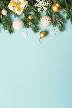 Mavi arkaplanda dekoru olan ve tasarım için alanı olan bir Noel hediyesi.