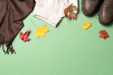 Sonbahar kumaşı ve aksesuarları beyaz arka planda fotokopi alanı ile. Düz yatıyordu. Atkı, yaprakları dökülmüş süveter reklamları..