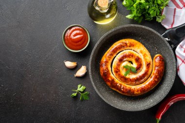 Sosis, ızgara tavuk eti, sucuk. Siyah mutfak masasının üstü..