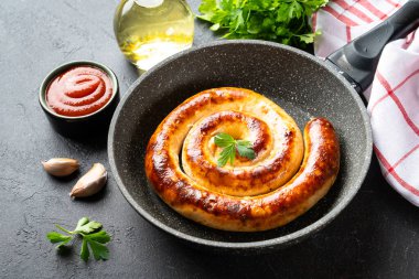 Sosis, ızgara et, tavada domuz sucuğu. Kapat..