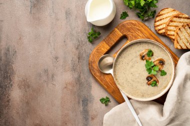 Mutfak masasında el işi kasesinde mantar çorbası püresi. Sağlıklı yiyecekler. Üst görünüm.