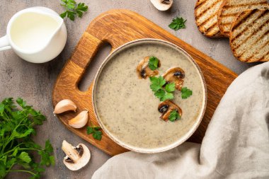Mantar çorbası püresi taştan arka planda el sanatları kasesinde. Sağlıklı yiyecekler. Üst görünüm.