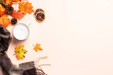 Sonbahar arkaplanı. Sarı yapraklar, balkabakları, kahve fincanı ve rahat eşarp. Metin için boşluk ile düz uzandı.